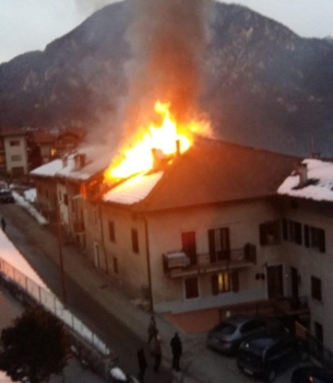 Tremendo incendio a Tione, il video
